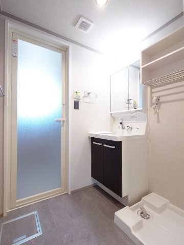 下和白住宅の独立洗面台|【新品】洗面化粧台交換（ワイドシンク・シャワー切替付き）、お洒落で素敵なデザインです♪