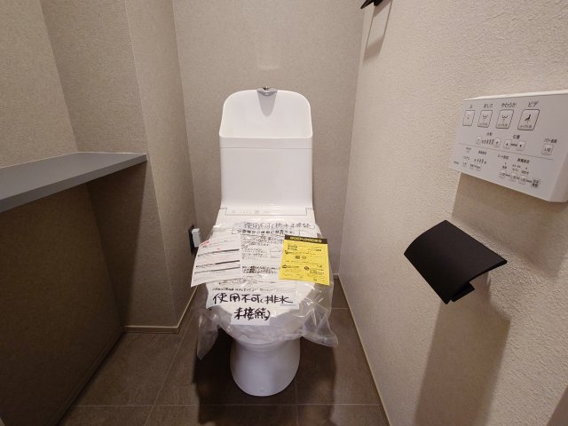 下和白住宅のトイレ|【新品】トイレ交換（収納棚付き）、とても綺麗で清潔感があります♪
