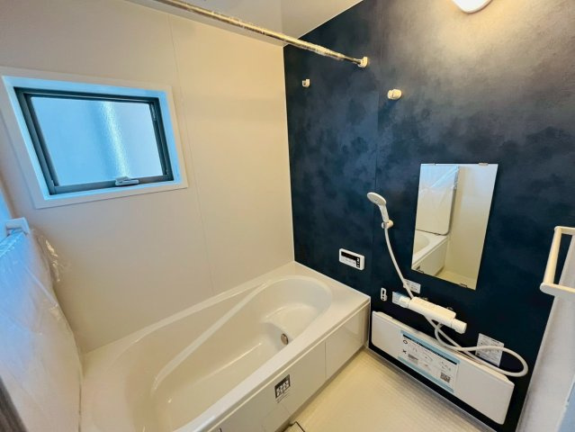 【Livele Garden】　久喜市菖蒲　第２　全2邸の浴室|〇１号棟　浴室〇
壁のアクセントがお洒落な浴室（＾＾）空気もこもらずいつもクリーンな浴室乾燥機付です♪
2026年3月撮影