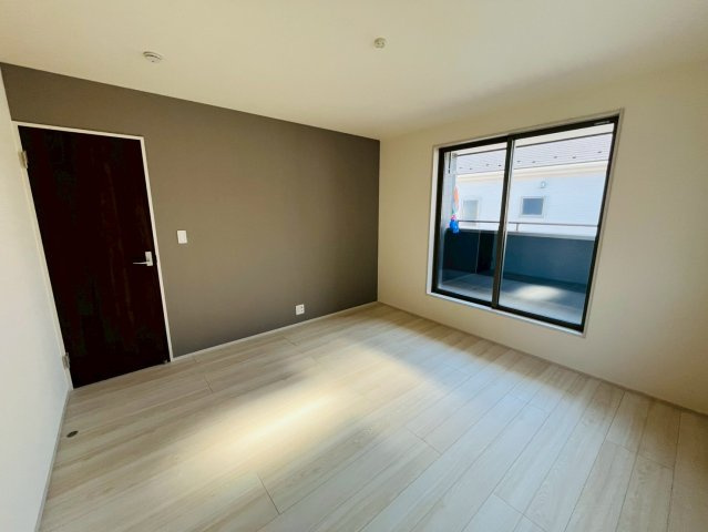 【Livele Garden】　久喜市菖蒲　第２　全2邸の洋室|〇１号棟　洋室　8帖〇
アクセントクロスがお洒落な主寝室。バルコニーへ出入りすることが出来るのでお布団を干す際にとても便利です♪
2026年3月撮影