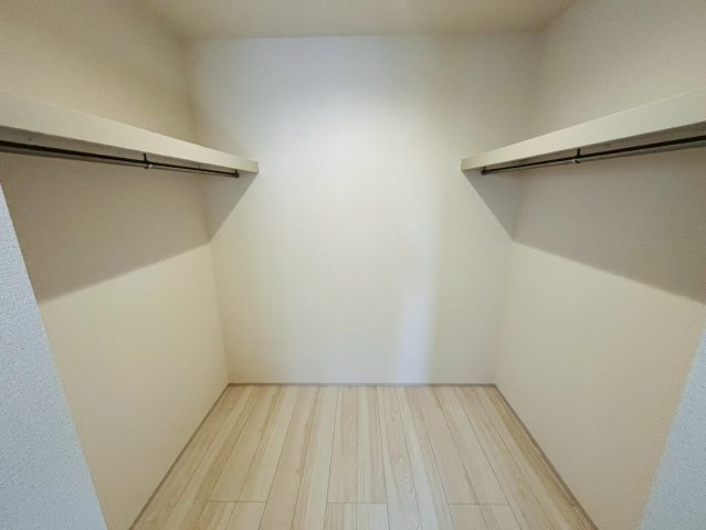 【Livele Garden】　久喜市菖蒲　第２　全2邸の収納|〇１号棟　ウォークインクローゼット〇
パイプや枕棚で空間を立体的に使います。衣類の種類や使用頻度に合わせて整頓できます（＾＾）
2026年3月撮影