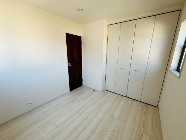 【Livele Garden】　久喜市菖蒲　第２　全2邸の洋室|〇１号棟　洋室　4.75帖〇
各居室に収納付きで住みやすさにこだわっています！
2026年3月撮影