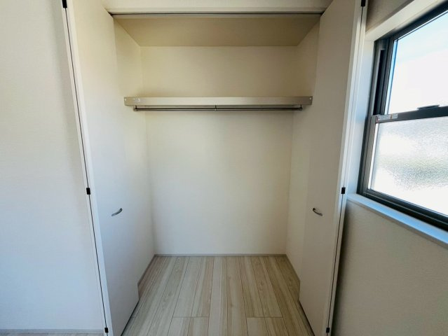 【Livele Garden】　久喜市菖蒲　第２　全2邸の収納|〇１号棟　クローゼット〇
クローゼットにはパイプハンガーが付いているので、お子様でも上手に収納することができます♪
2026年3月撮影