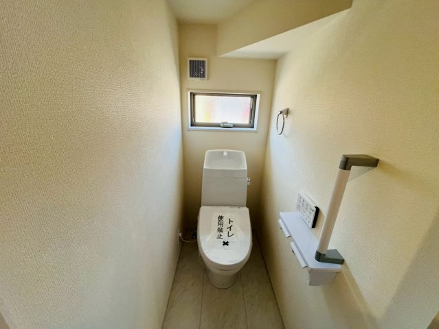 【Livele Garden】　久喜市菖蒲　第２　全2邸のトイレ|〇１号棟　トイレ〇
デットスペースをうまく活用した1階トイレ。手摺、タオル掛けも付いています♪
2026年3月撮影