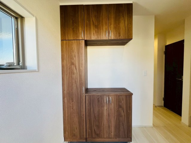 【Livele Garden】　久喜市菖蒲　第２　全2邸の玄関|〇１号棟　玄関〇
大容量コの字型玄関収納。小物を置いてインテリアを楽しむことができます（＾＾）
2026年3月撮影