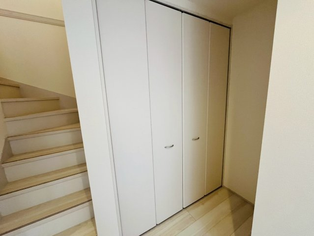 【Livele Garden】　久喜市菖蒲　第２　全2邸の収納|〇１号棟　ホール収納〇
1階ホールにも収納スペースがございます。あると嬉しいプラスワンのスペースです（＾＾）
2026年3月撮影