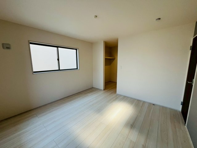 【Livele Garden】　久喜市菖蒲　第２　全2邸の洋室|〇１号棟　洋室　8帖〇
ウォークインクローゼット付きで大切なお洋服もしっかり収納できます♪
2026年3月撮影