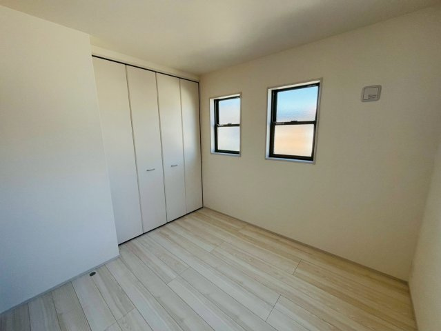 【Livele Garden】　久喜市菖蒲　第２　全2邸の洋室|〇１号棟　洋室　4.75帖〇
各居室収納付き！窓から明るい日差しが差し込みます♪
2026年3月撮影