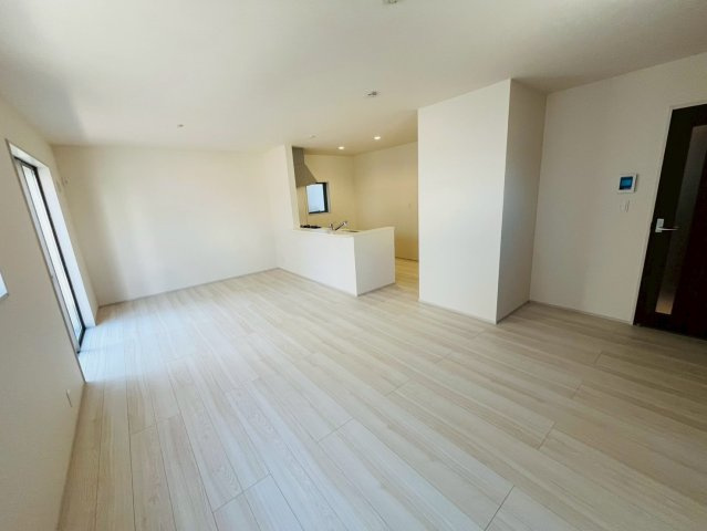 【Livele Garden】　久喜市菖蒲　第２　全2邸の居間・リビング|〇１号棟　リビング〇
爽やかなホワイトで統一されたリビングは光を反射し、明るい空間を作り出します。
2026年3月撮影