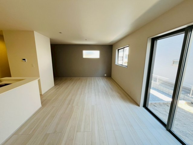 【Livele Garden】　久喜市菖蒲　第２　全2邸の居間・リビング|〇１号棟　リビング〇
シックな内装デザイン♪アクセントクロスで華やかさを演出しています。
2026年3月撮影