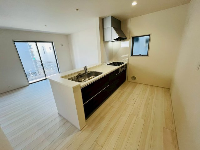 【Livele Garden】　久喜市菖蒲　第２　全2邸のキッチン|〇１号棟　キッチン〇
開放感のある対面式キッチン。お料理しながら家族の顔が見られる安心感。キッチンとダイニングが近く食事の用意や片づけが楽々♪
2026年3月撮影