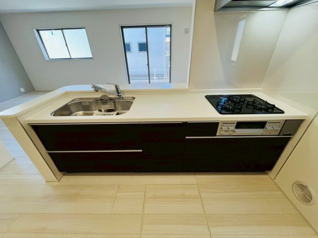 【Livele Garden】　久喜市菖蒲　第２　全2邸のキッチン|〇１号棟　キッチン〇
広々作業スペース♪三口コンロでお料理の準備も捗ります（＾＾）
2026年3月撮影