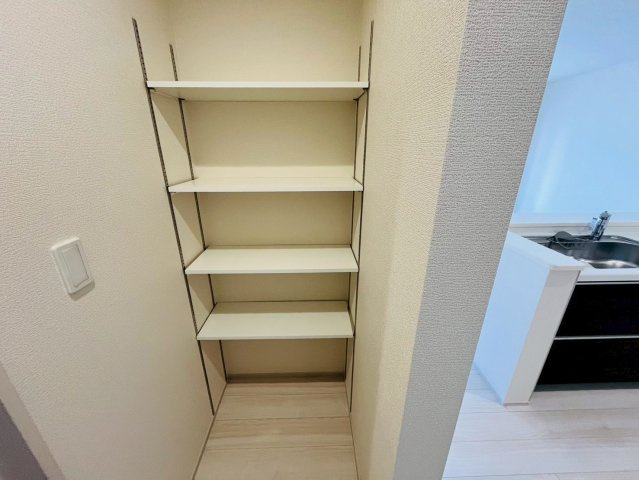 【Livele Garden】　久喜市菖蒲　第２　全2邸の収納|〇１号棟　収納〇
キッチン横に可動棚がございます。食器はもちろん、日用品、消耗品、備蓄用の非常食などいろいろと収納することができます♪
2026年3月撮影