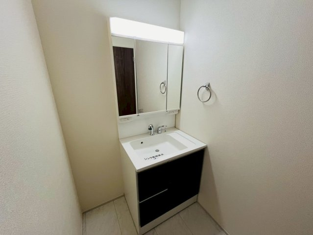 【Livele Garden】　久喜市菖蒲　第２　全2邸の独立洗面台|〇１号棟　洗面化粧台〇
三面鏡の大きな洗面台は、収納スペースも充実♪鏡の裏も収納スペースになっております。
2026年3月撮影