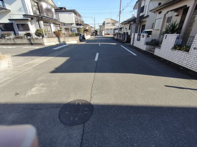 【Livele Garden】　久喜市菖蒲　第２　全2邸の前面道路含む現地写真|〇前面道路〇
南東側約8.1m
北東側約6m
北西側約5.98m
閑静な住宅街♪見通しが良いので、車の出し入れも楽々できます（＾＾）
2026年1月撮影