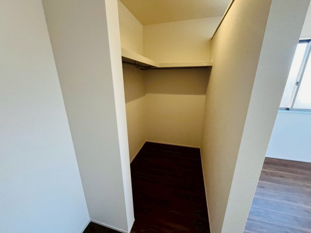 【Livele Garden】　久喜市菖蒲　第２　全2邸の収納|〇２号棟　ウォークインクローゼット〇
パイプや枕棚で空間を立体的に使います。衣類の種類や使用頻度に合わせて整頓できます♪
2026年3月撮影