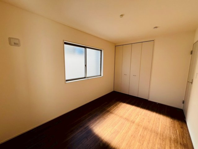 【Livele Garden】　久喜市菖蒲　第２　全2邸の洋室|〇２号棟　洋室　6.75帖〇
各居室に収納がございますので最大限お部屋を広く使うことができます♪
2026年3月撮影