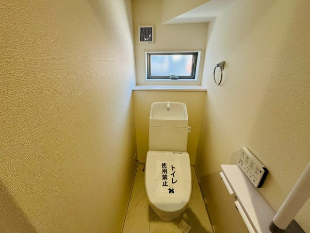 【Livele Garden】　久喜市菖蒲　第２　全2邸のトイレ|〇２号棟　トイレ〇
ウォシュレット付きトイレ。1.2階にトイレがあるので忙しい朝でも安心です♪
2026年3月撮影