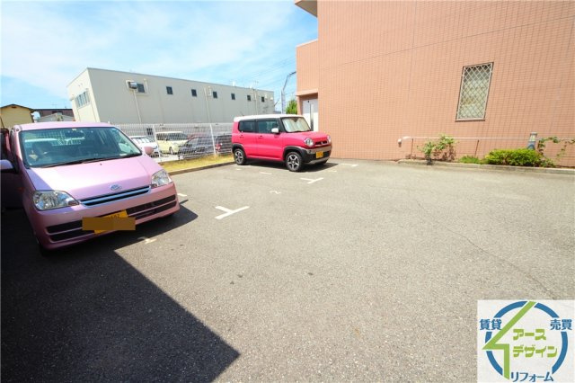 ラフィネ錦が丘の駐車場