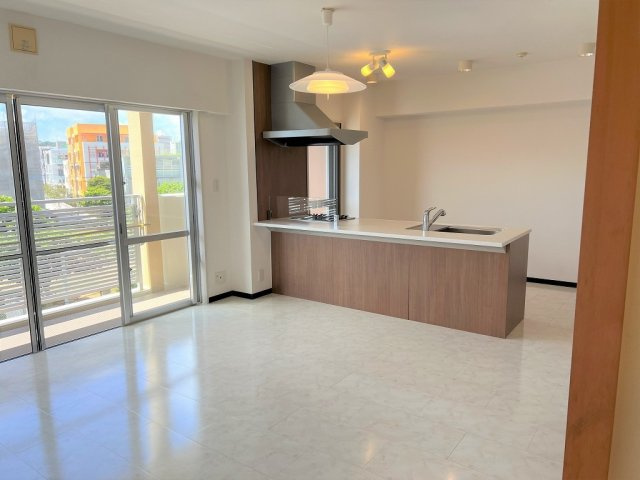 ライオンズ宜野湾マリンシティの居間・リビング