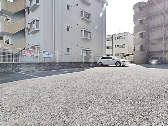 ソレイユ上社の駐車場