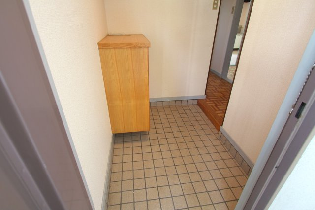 西原マンションの玄関