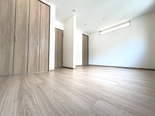 【価格改定】長岡京市久貝2丁目　　の洋室|各納戸にCLあり。
将来的に二部屋に分けられるような間取りとなっております！