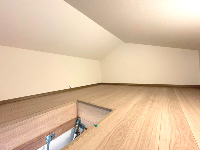 【価格改定】長岡京市久貝2丁目　　の洋室|2階廊下には小屋裏収納（約5帖）がございます。
季節物や趣味用品、普段使わない荷物の収納に便利です！