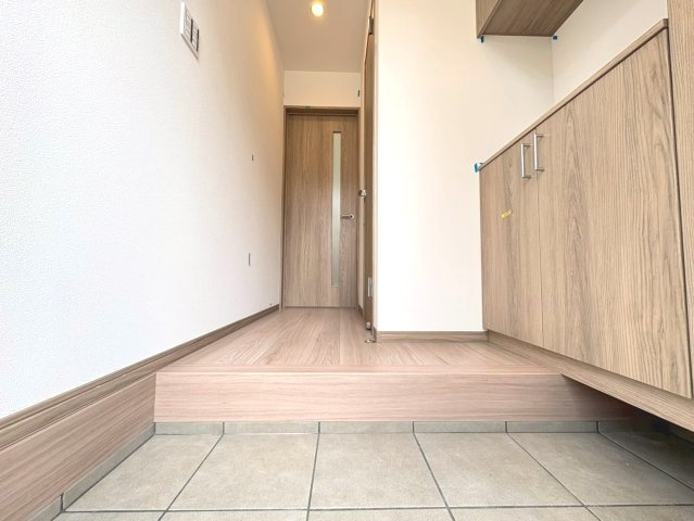【価格改定】長岡京市久貝2丁目　　の玄関|温かみのある玄関。
シューズクローゼット付きで、玄関まわりをすっきり保てます！
