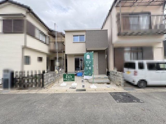 京都府長岡京市久貝2丁目の前面道路含む現地写真|間口：約5.3ｍの整形地です。
たっぷりの陽光が差し込む南向き住戸。毎日を明るく快適にお過ごしいただけます。