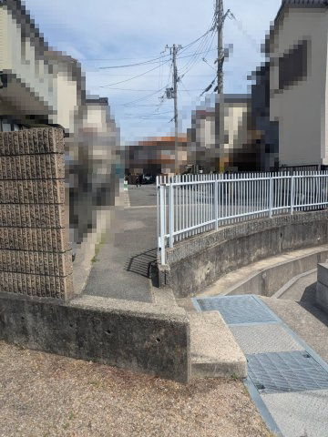【価格改定】長岡京市久貝2丁目　　のその他|物件からこちらの通路を通り、公園に出入りすることが可能。
車通り抜けが無く、安心感にある住環境です！