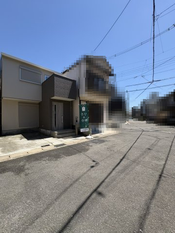 【価格改定】長岡京市久貝2丁目　　の前面道路含む現地写真|たっぷりの陽光が差し込む南向き住戸。明るく快適にお過ごしいただけます。
緑色ののぼりが目印です。