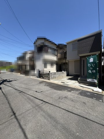 【価格改定】長岡京市久貝2丁目　　の前面道路含む現地写真|阪急京都線「西山天王山」駅まで徒歩約17分です。
前道幅員 約6ｍで車の出し入れもスムーズです！