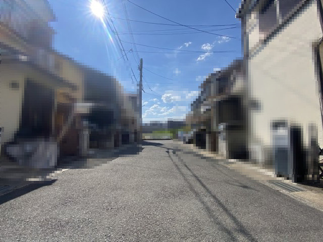 京都府長岡京市久貝2丁目の前面道路含む現地写真|前道幅員 約6ｍで車の出し入れもスムーズです！