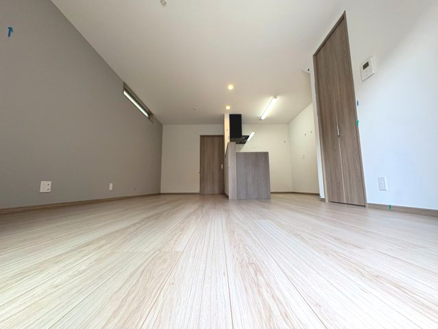京都府長岡京市久貝2丁目の居間・リビング|南向きで、日当たり・通風良好です！
落着きのある優しい色合いでコーディネートされています。