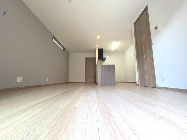 【価格改定】長岡京市久貝2丁目　　の居間・リビング|南向きで、日当たり・通風良好です！
落着きのある優しい色合いでコーディネートされています。