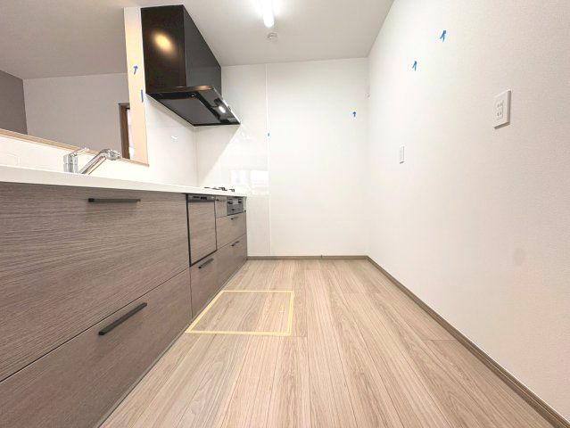 【価格改定】長岡京市久貝2丁目　　のキッチン|冷蔵庫や食器棚を配置しやすく、家事動線にも配慮された使い勝手の良い空間です！