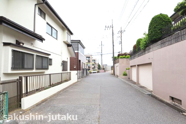 八千代台南２丁目　リーフォーム戸建の前面道路含む現地写真|東南側５．５ｍ公道面