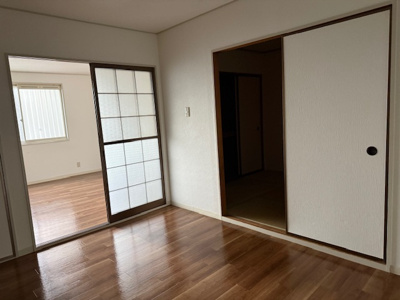 【居間・リビング】 | カナロア | こちらの居間で趣味の時間をお楽しみください