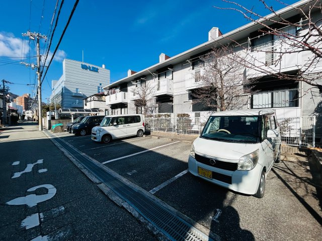 ハイツ大与の駐車場