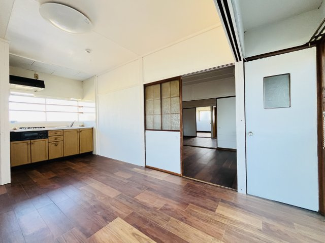 【居間・リビング】 | 本庄市若泉3丁目　中古戸建