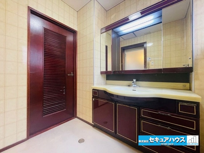 【今からご案内可能♪】知多市南巽が丘2丁目　中古建ての独立洗面台|【洗面台】
◆鏡の裏にはたっぷりと収納スペースを標準装備！
◆電源を付属しているのでドライヤーなど利用できます。