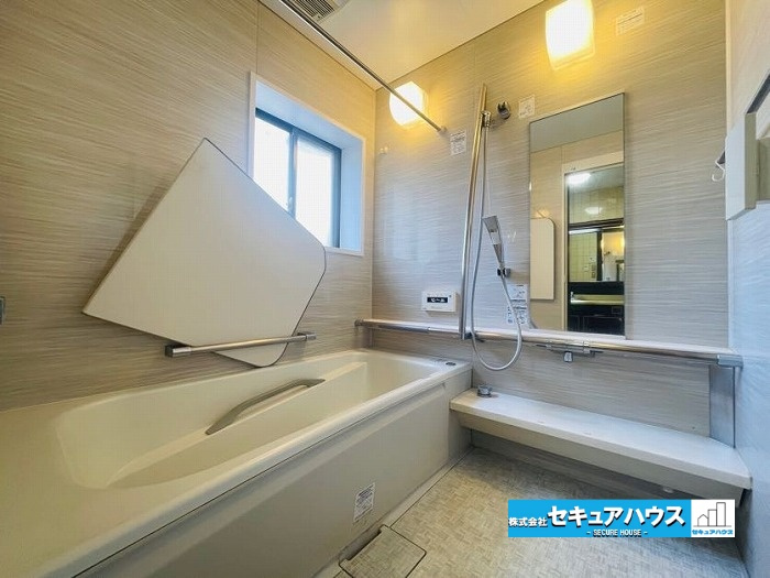 【今からご案内可能♪】知多市南巽が丘2丁目　中古建ての浴室|【浴室】
◆アクセントパネルで落ち着きのある雰囲気を演出します。毎日の疲れを癒やすバスタイムをお楽しみ下さい！
◆窓付きで、カビの繁殖を抑える効果があります。