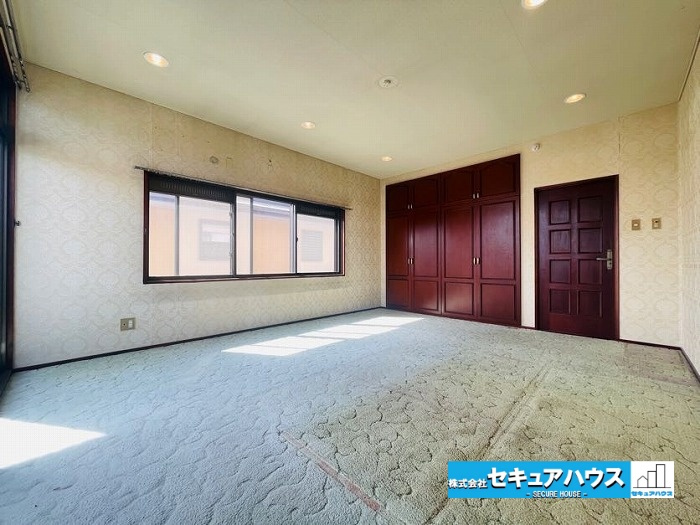 【今からご案内可能♪】知多市南巽が丘2丁目　中古建ての洋室|【洋室】
◆広々とした居住空間は日々の暮らしを彩り、心のやすらぎと満足感を与えてくれます。通風と採光を考慮した設計は子供たちはのびのび育ち、家族でくつろぎと団らんを生み出します。