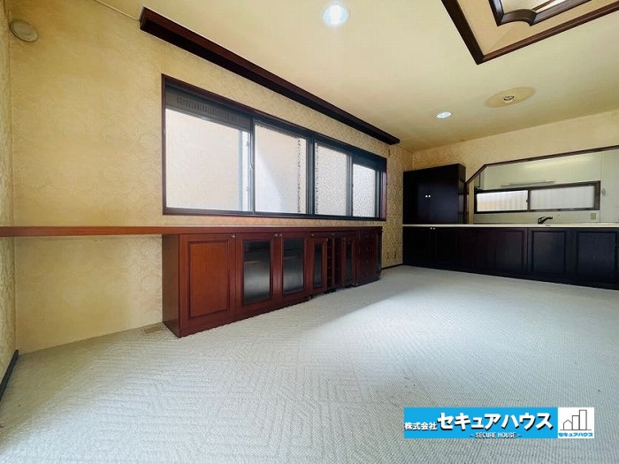 【今からご案内可能♪】知多市南巽が丘2丁目　中古建ての居間・リビング|【LDK】
◆通学から帰宅し、リビングルームで会話を楽しむ子ども達。リビングから臨む景色は太陽色に染まり、解放感溢れゆったりとしたひと時を過ごすことが出来る素敵な空間です。