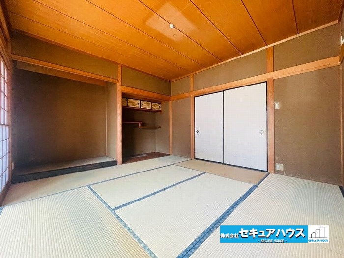 【今からご案内可能♪】知多市南巽が丘2丁目　中古建ての和室|【1階和室】
◆来客時には布団を敷いて寝室に♪
◆床の間付きで本格的な和の風情、季節のお花や飾りを楽しめます♪