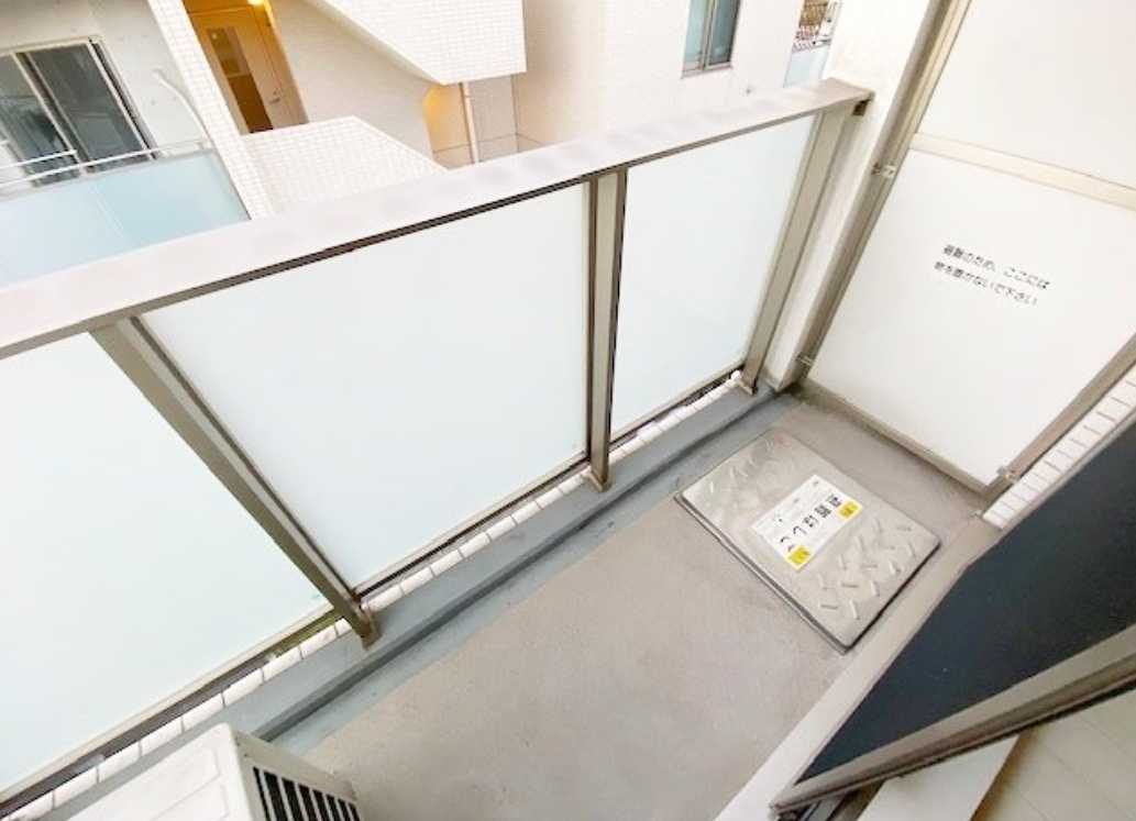 エスペルーモ桜新町　二人入居可　独立洗面台　敷金０のバルコニー