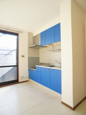【キッチン】 | ラフォーレ・アップルD | 原色青がおしゃれなキッチン☆