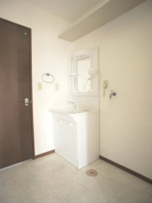 【独立洗面台】 | ラフォーレ・アップルD | 洗髪洗面化粧台と洗濯機置き場があります♪