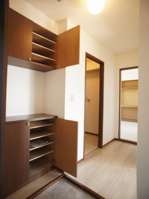 【玄関】 | ラフォーレ・アップルD | たくさん収納できるシューズボックスが付いています♪